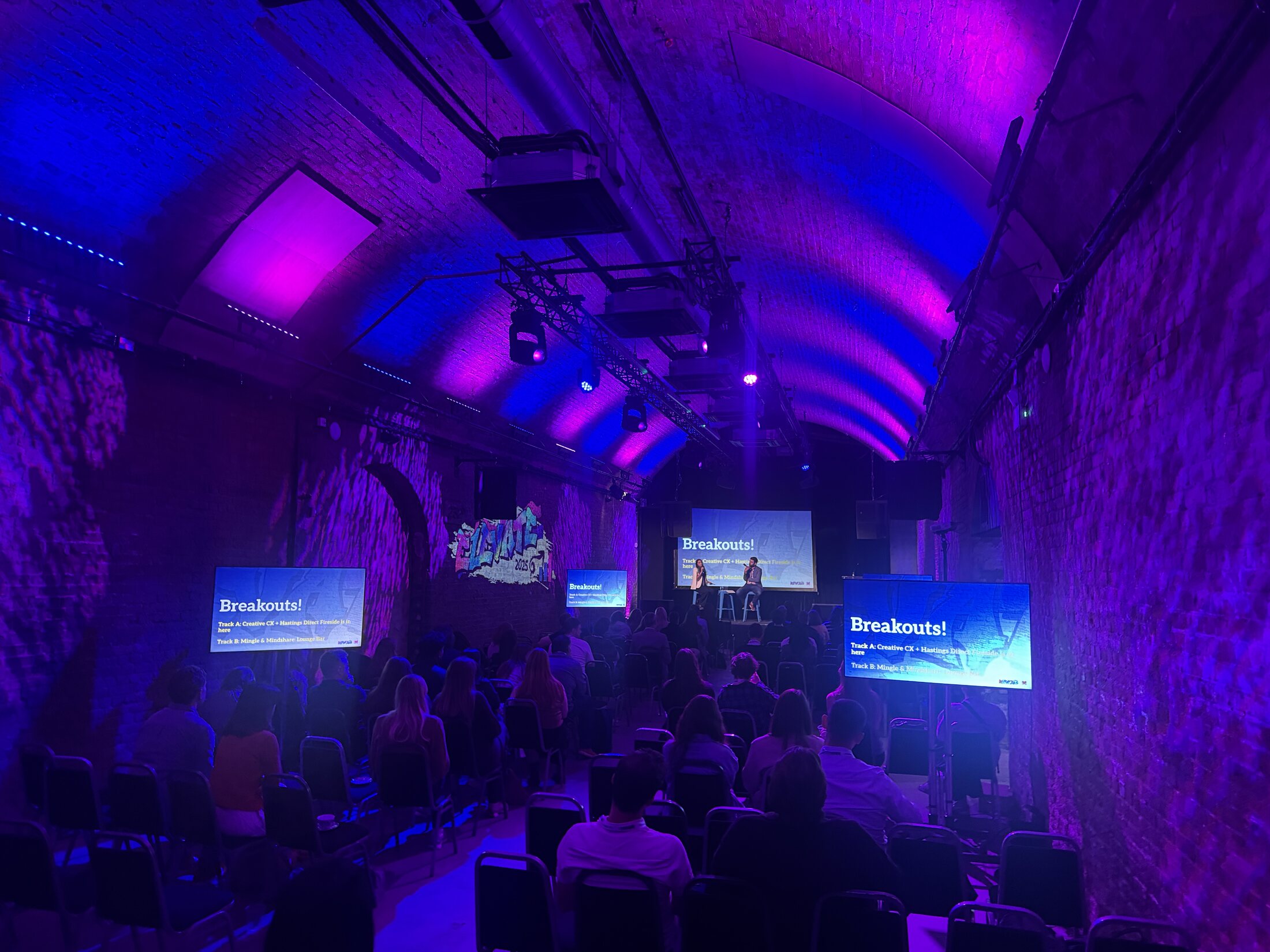 A LoopAV-supported conference with stage lighting and relay screens